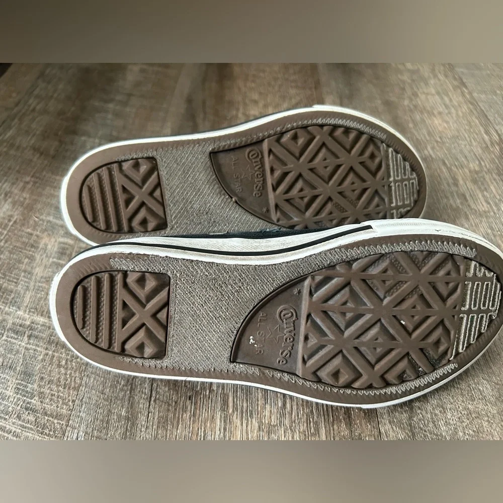 🌸 $10 SALE 🌸 Converse Kids Black Sneakers
